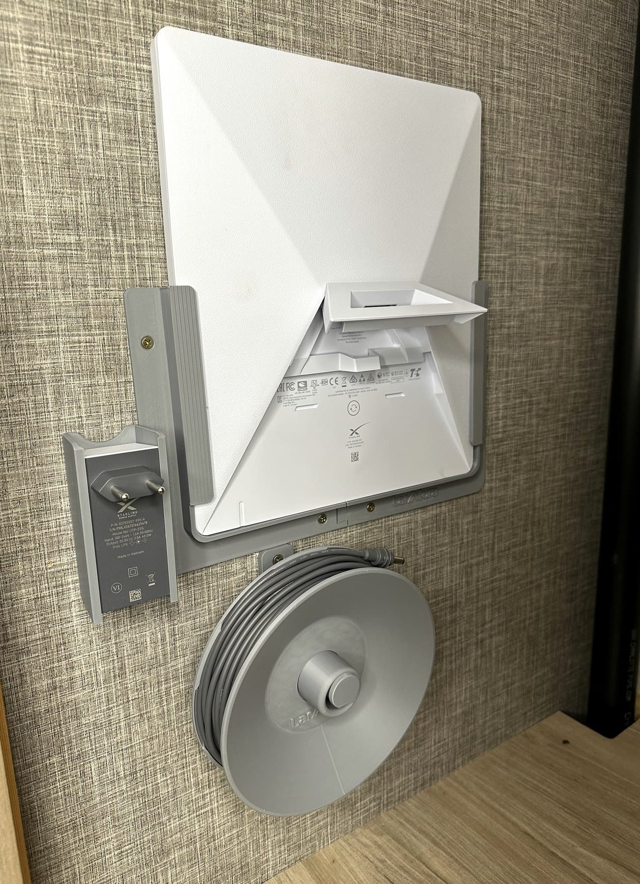 Demonstração do kit completo instalado: antena, fonte e cabo aparecem como contexto de uso dos acessórios cinza.